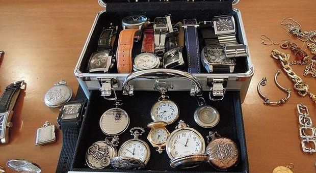 Fano, ladro arrestato con un tesoro di refurtiva tra orologi, gioielli, argenteria e antiquariato