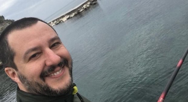 Taglio cortissimo e canna da pesca, Salvini si rilassa sul molo di Ischia