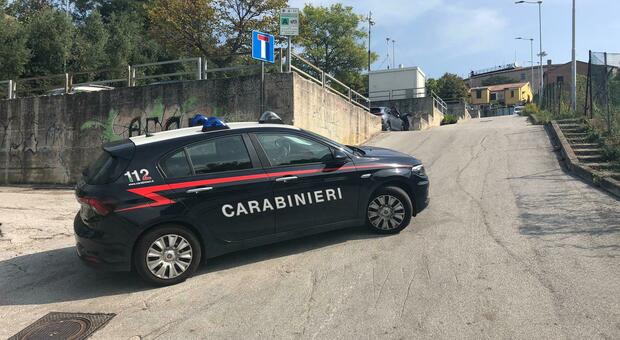 I carabinieri sono intervenuti nell'abitazione in cui si è consumata la tragedia