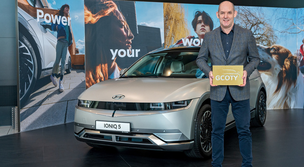 Michael Cole, da quasi tre anni al vertice di Hyundai Motor Europe mentre ritira il premio "German Car of the Year" alla Ioniq 5
