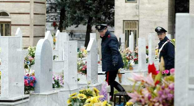 https://statics.cedscdn.it/photos/MED/14/64/8691464_03085915_carabinieri_cimitero_ansa_censor.jpg