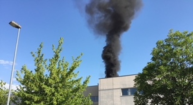 La colonna di fumo che si alza dai tetti della fabbrica Lima di San Daniele del Friuli