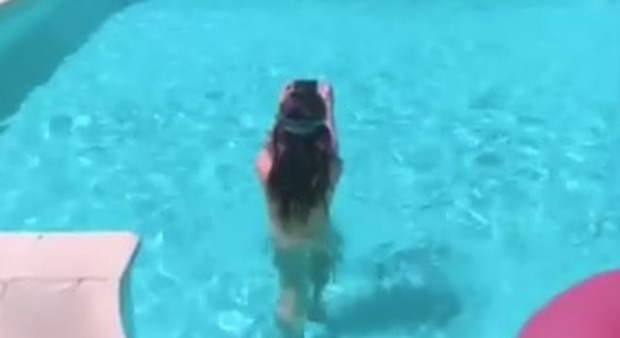 Naike Rivelli nuda su Instagram: il bagno in piscina è senza veli Video
