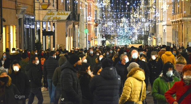 Corso Garibaldi affollato per lo shopping di Natale