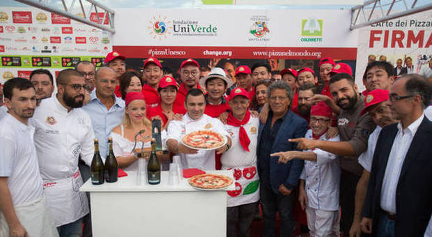 «My Pizza is Wonderful», l'inno alla pizza sul lungomare di Napoli