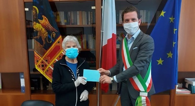 L’INCONTRO Anna Copetti, 94 anni, in municipio a Farra: ha consegnato la sua pensione nelle mani del sindaco Mattia Perencin