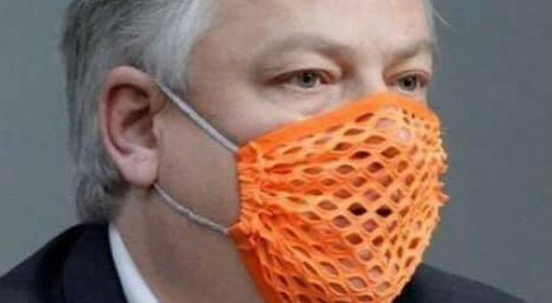 Covid, ricoverato il deputato negazionista che indossava la mascherina bucata per protesta