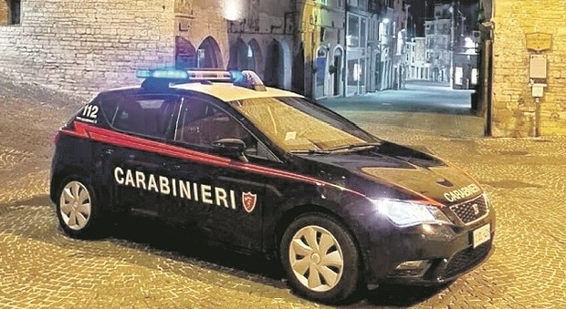 Giovani fidanzati arrestati con la cocaina a Fabriano, in caserma sfilano i "clienti"