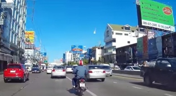 La misteriosa palla di fuoco nel cielo sopra Bangkok