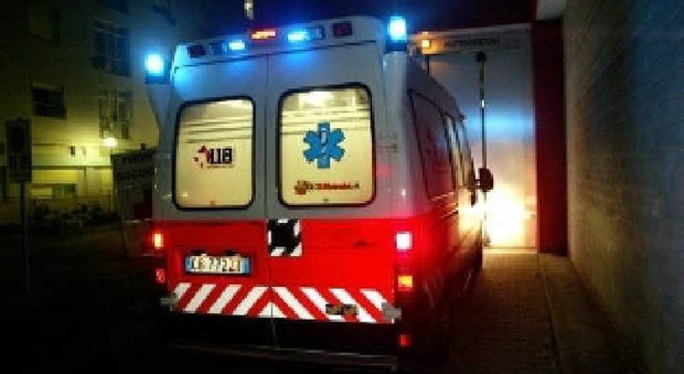 Insultano e aggrediscono personale del 118: infermiere rimane ferito
