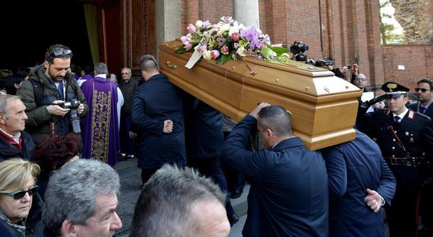 Gloria, il parroco ai funerali: "Fermate l'omicida per sempre"