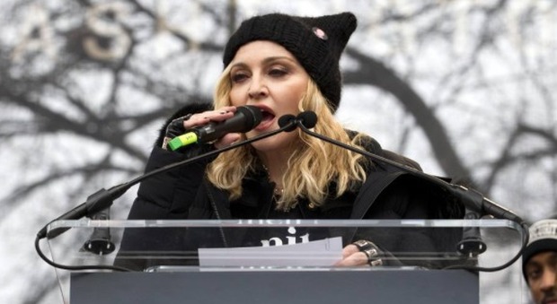 Usa, Madonna, Charlize Theron, Cher e Barbra Streisand: i volti noti che hanno sfilato per dire no a Trump