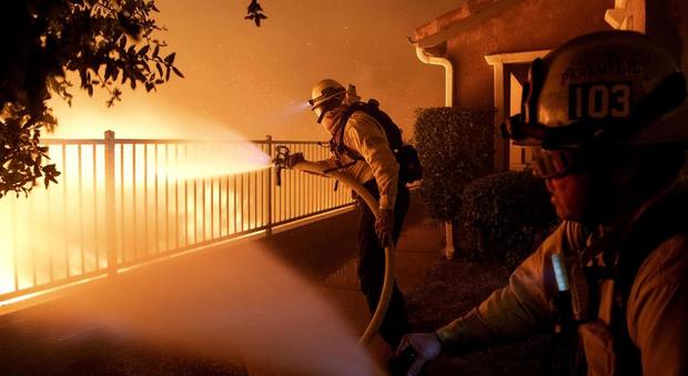 Enorme incendio a Los Angeles: un morto e centomila persone evacuate