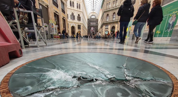 Il vetro rotto nella Galleria Umberto