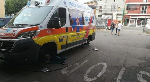Un'ambulanza a Cava de' Tirreni