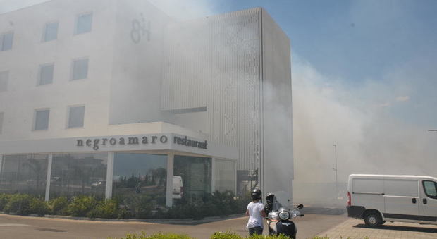 Domenica di incendi e paura: il fumo invade appartamenti e hotel