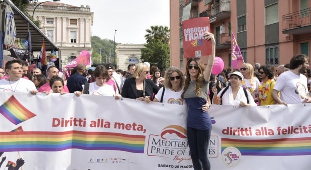 «Mediterranean Pride of Naples» vietata la vendita di bibite in vetro