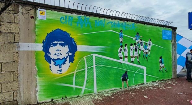 Maradona, svelato il murales a Qualiano: presente anche Antonella Leardi