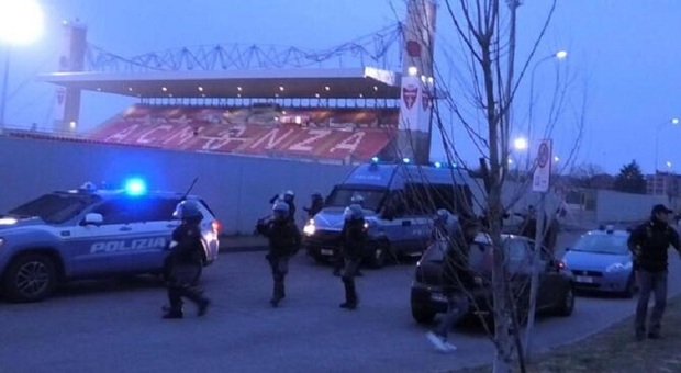 Poliziotti allo stadio di Monza per fermare i disordini