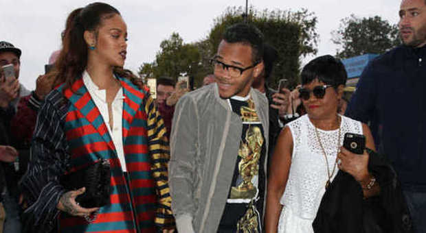Rihanna, visita alla Torre Eiffel con la mamma e il fratello. E fra i turisti si scatena il caos