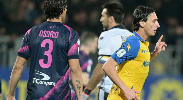 Il Frosinone capolista si ferma: prima sconfitta casalinga e festival del gol, il Parma in 9 uomini passa 4-3