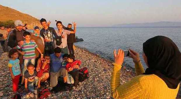 Foto di gruppo per bambini e ragazzi siriani sbarcati sulle spiagge di un'isola greca