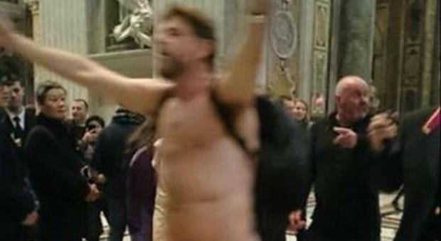 Roma, uomo nudo nella basilica di San Pietro: fermato