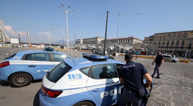 Napoli, tenta di uccidere e rapinare 51enne a piazza Garibaldi: straniero arrestato