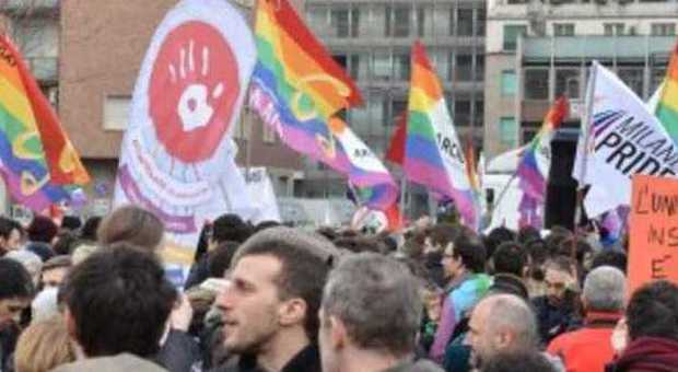 Omofobia, migliaia in piazza: slogan e striscioni contro il convegno sulla famiglia naturale