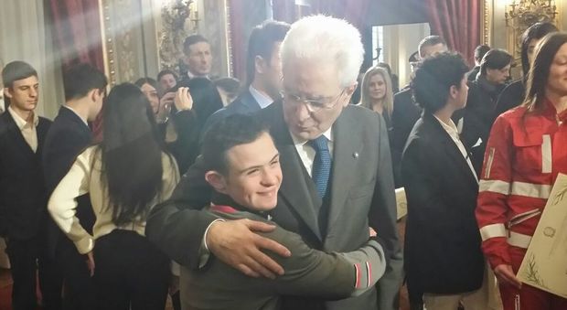 L'abbraccio tra il presidente della Repubblica Sergio Mattarella e Valerio Caotia