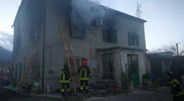 Divampano le fiamme in una casa Paura per una famiglia a Sassoferrato