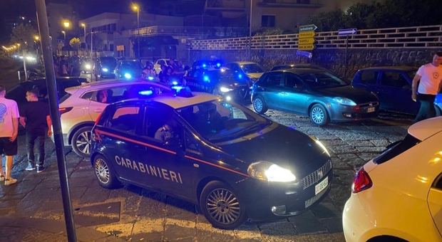 Controlli dei carabinieri nello slargo di via Gino Alfani a Torre Annunziata, zona di movida