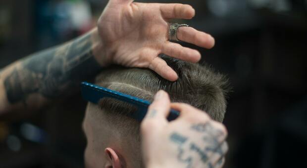 Barbiere con falso titolo professionale a Castelfranco Veneto, gli agenti lo fanno chiudere (foto Pexels)