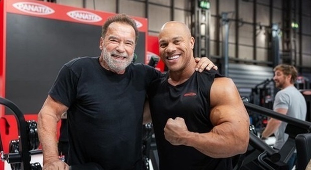 Arnold Schwarzenegger si allena nello stand della Panatta