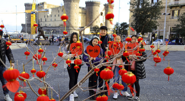 Cuori, lupi e lanterne rosse: flash mob per i cinesi a Napoli