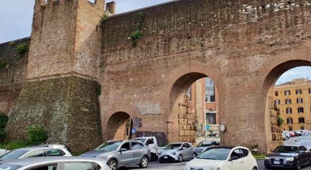 Roma, aggressione a Porta Maggiore: lavavetri abusivo prende a calci e pugni un'auto