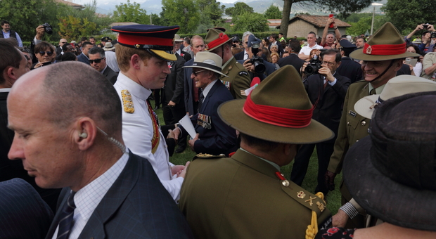 Il principe Harry durante la visita al cimitero britannico di Cassino nel 2014