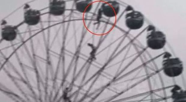 Ragazza rimane sospesa nel vuoto sulla ruota panoramica: il drammatico salvataggio in un video