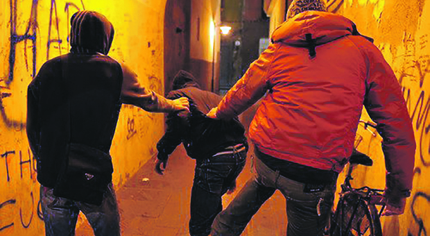 Rapina un ragazzino a Treviso: gli rubano la collanina e 100 euro dopo averlo picchiato. Agli arresti domiciliari il "capo" della gang