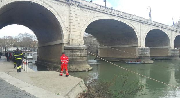 Roma, operaio tenta il suicidio da ponte Cavour: ritrovato il cadavere