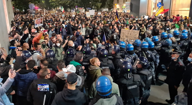 No Green pass a Milano, 10mila in strada: carica della polizia e traffico nel caos. Sedici identificati e 9 in questura
