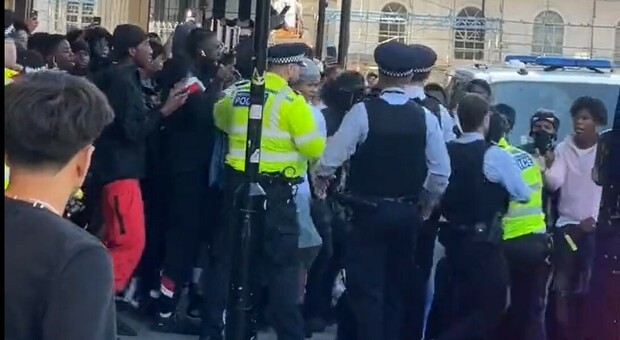Oxford Street, cosa sta succedendo? Il video su TikTok invita i giovani al furto di massa ai negozi, poi gli scontri: caos a Londra