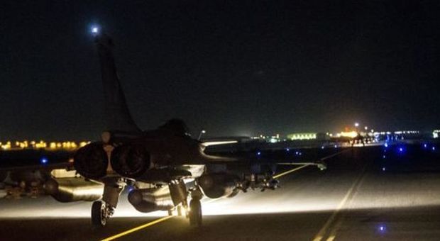 Francia, nuovo raid contro lo Stato islamico a Raqqa