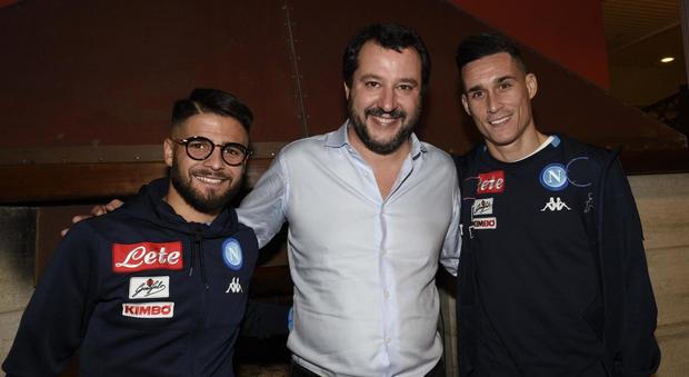 Salvini incontra il Napoli, selfie con Insigne e Callejon: scoppia la polemica