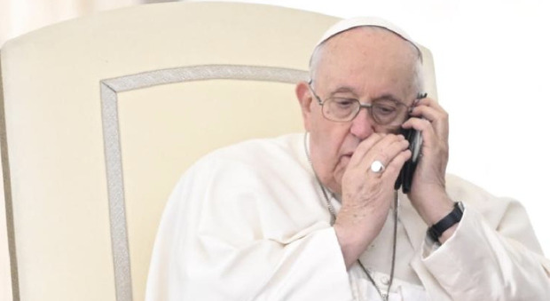 Il Papa telefona a Milei, il neo presidente passa dalle orribili offese al "Vostra Santità" e lo invita in Argentina