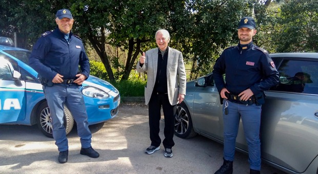 Ilario Castagner con gli agenti della polizia che lo hanno aiutato a ritrovare l'auto