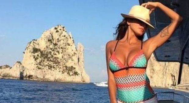 Sexy vacanza per Cristina Buccino Ecco tutti gli scatti hot in barca a Capri