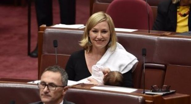 Senatrice allatta al seno la figlia in aula davanti a tutti: "Orgogliosa di passare alla storia"