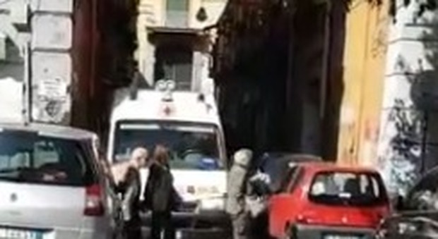 Napoli, ambulanza bloccata in via Foria dalle auto in sosta selvaggia