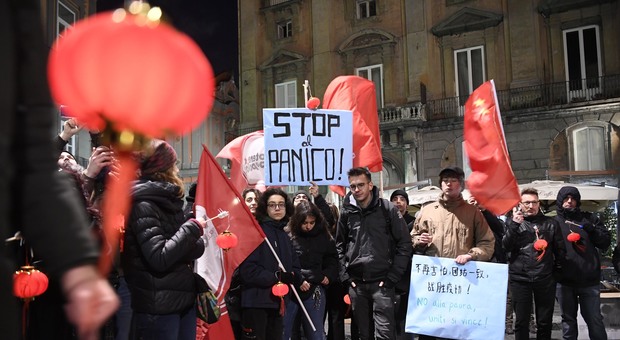 Virus, attivato il numero verde in Campania. Flash mob di solidarietà con i cinesi